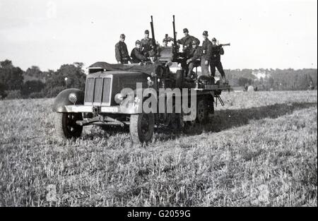 Waffen SS Anti-Aircraft Gewehr und Crew in Camouflage Kittel. Symbol der 2. SS-Panzer-Division am Fahrzeug Eastern Front 1943 Stockfoto