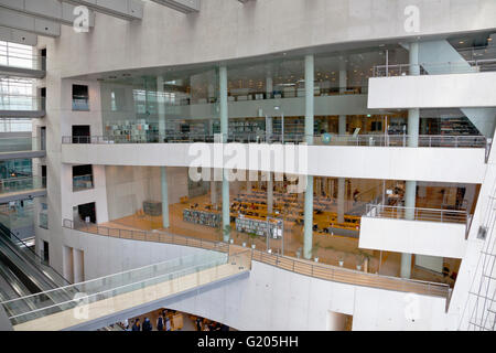 Innenraum der königlichen Bibliothek in Black Diamond, Den Sorte Diamant, Kopenhagen. Die wichtigsten Glasfassade bis zum Hafen auf der rechten Seite. Stockfoto