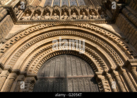 Romanische schnitzen Formteile um Lincoln Kathedrale Main Tür, Lincoln, Lincolnshire, England, UK Stockfoto