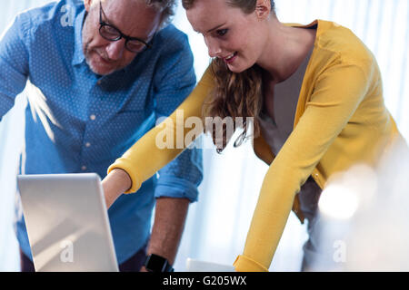 Zwei Geschäftsleute, die an einem Computer arbeiten Stockfoto