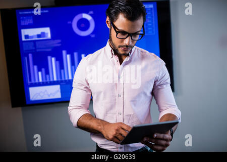 Ernst Kaufmann mit Tablet-PC Stockfoto