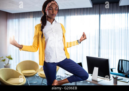 Geschäftsfrau, die Yoga machen Stockfoto