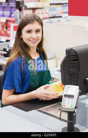 Porträt der Frau Kassiererin lächelnd Stockfoto