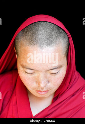 Porträt eines tibetischen Nonne/Mönch. McLeod Ganj, Dharamsala, Indien Stockfoto