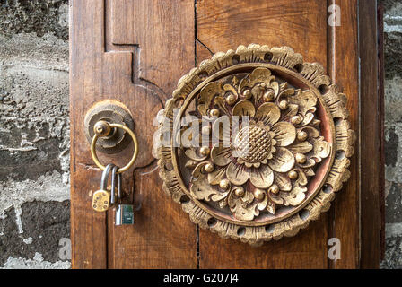 Javanese traditionellen Blume Form ornamentale Schnitzerei auf Holztür. Ost-Java, Indonesien. Stockfoto