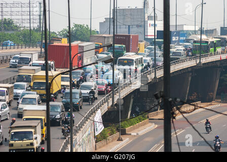 Starken Verkehr auf einer Überführung am Mittag in Jakarta, Indonesien. Stockfoto