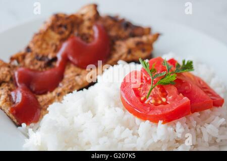 Hähnchensteak in einer Schale serviert mit Reis und Gemüse Stockfoto