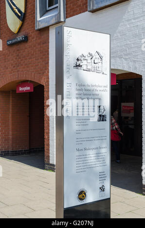 Information Board außerhalb Shakespeares Geburtshaus in der Henley Street, Stratford-upon-Avon Stockfoto