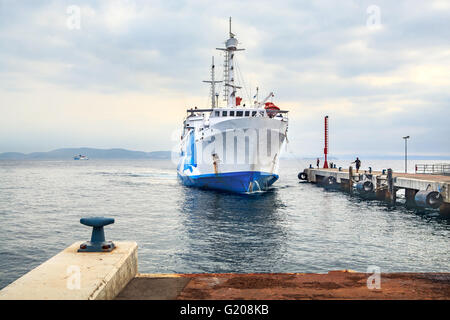 CAVO, Insel ELBA, Italien - ca. AUGUST 2011: Der Hafen von Cavo auf der Insel Elba mit Moby Fähre, Italien Stockfoto