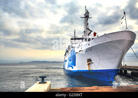 CAVO, Insel ELBA, Italien - ca. AUGUST 2011: Der Hafen von Cavo auf der Insel Elba mit Moby Fähre, Italien Stockfoto