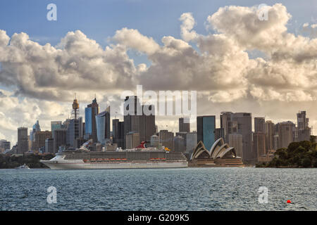 Riesigen Ozeandampfer verlassen Sydney Harbour und overseas Passenger terminal vorbei an CBD Hochhäuser, Türme und Büros. Stockfoto