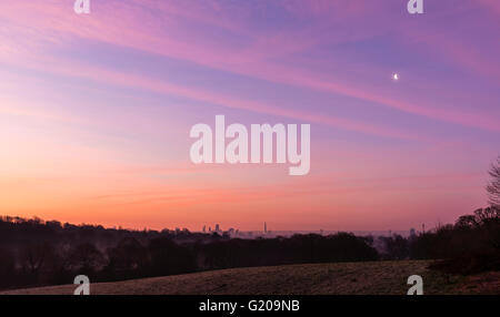 Herrliche Farben des Sonnenaufgangs über der Skyline von London von Hampstead Heath, UK. Stockfoto