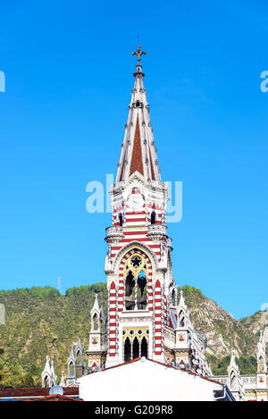 Schöne Streifen Turm der Kirche El Carmen in La Candelaria Nachbarschaft in Bogota, Kolumbien Stockfoto