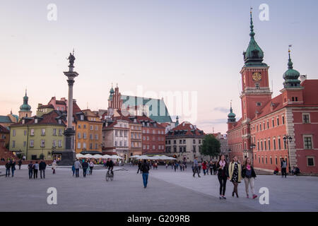 Menschen genießen einen Abend in Warschaus Altstadt Stockfoto