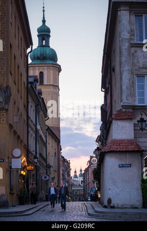 Menschen genießen einen Abend in Warschaus Altstadt Stockfoto