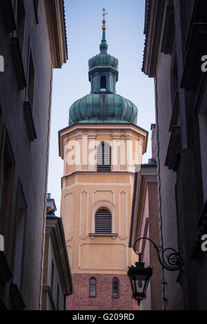 Menschen genießen einen Abend in Warschaus Altstadt Stockfoto