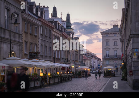 Menschen genießen einen Abend in Warschaus Altstadt Stockfoto