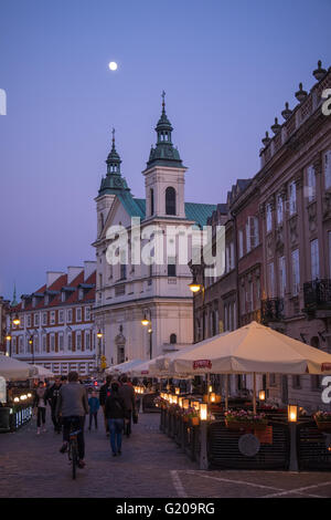 Menschen, die einen mondhellen Abend in Warschaus Altstadt genießen Stockfoto