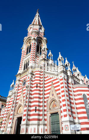 Vertikale Ansicht der gestreiften El Carmen Kirche in La Candelaria Nachbarschaft in Bogota, Kolumbien Stockfoto