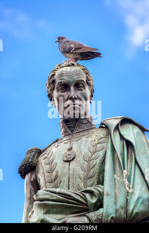 Taube steht auf dem Kopf einer Statue von Simon Bolivar in der Plaza de Bolivar im Zentrum von Bogota, Kolumbien Stockfoto