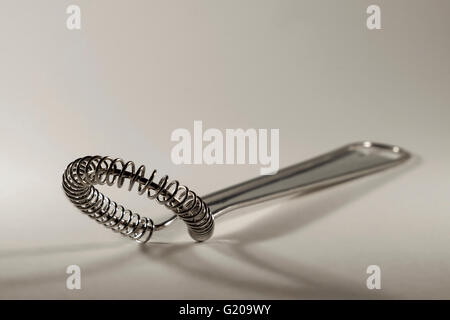 Edelstahl hand Schneebesen isoliert auf weißem Hintergrund mit Textfreiraum Stockfoto