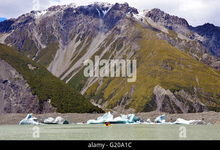 Boot und Eisberge auf Tasman See am Mount Cook (Aoraki) National Park, Neuseeland Stockfoto