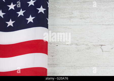 Amerian Flagge gefaltet auf weißem rustikalen Holztisch. Horizontales Bild mit Textfreiraum Stockfoto