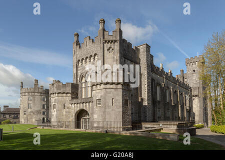 Morgensonne auf Kilkenny Castle, ein Schloss in Kilkenny, Irland, gebaut im Jahre 1195 von William Marshal, 1. Earl of Pembroke. Stockfoto