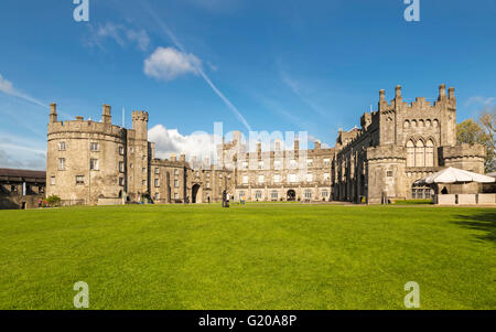 Morgensonne auf Kilkenny Castle, Provinz Leinster, Irland, gebaut im Jahre 1195 von William Marshal, 1. Earl of Pembroke. Stockfoto