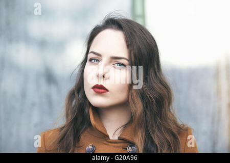 Porträt einer jungen schönen Frau mit blauen Augen Stockfoto