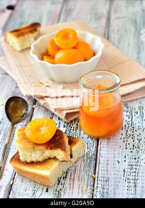 Marillenmarmelade Scheiben mit knusprigen Kuchen auf dem Tisch Stockfoto