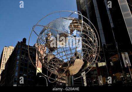 New York City Edelstahl Unisphere Skulptur vor dem Trump International Hotel und Turm am Columbus Circle Stockfoto