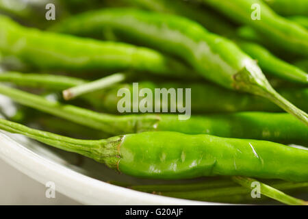 Kleine grüne Chilischoten, manchmal genannt "Thai" Chilis Stockfoto