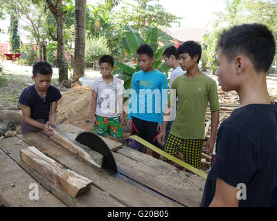 MYANMAR Boarding Haus für Mädchen und jungen in Nyaungdon. Oft aus abgelegenen Dörfern, sie bleiben hier also die örtliche Schulen teilnehmen können. Philippine Laien Missionare Emily Valdez ist an diesem Projekt beteiligt. Jungen Holz. Stockfoto