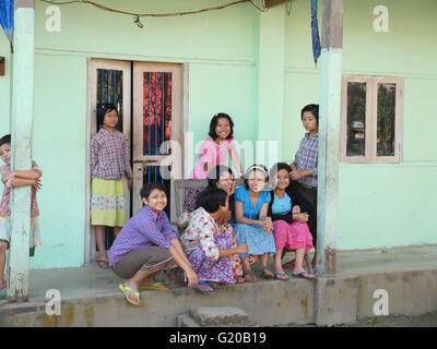 MYANMAR Boarding Haus für Mädchen und jungen in Nyaungdon. Oft aus abgelegenen Dörfern, sie bleiben hier also die örtliche Schulen teilnehmen können. Philippine Laien Missionare Emily Valdez ist an diesem Projekt beteiligt. Die Mädchen-Pension. Stockfoto