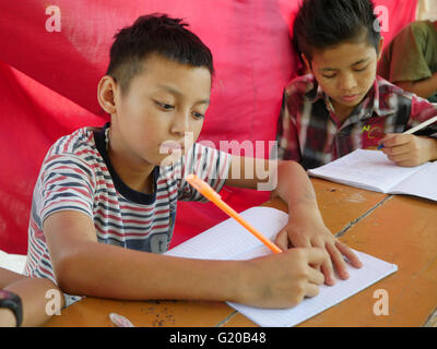 MYANMAR Santa Rita Pension für Mädchen und jungen im Maubin. Hier bleiben die Kinder, die aus entlegenen Dörfern, so dass sie die örtliche Schulen besuchen können. Klasse von Thuzer Win unterrichtet. Stockfoto