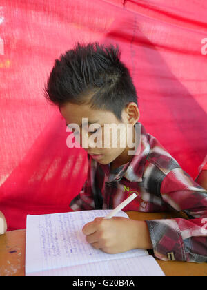 MYANMAR Santa Rita Pension für Mädchen und jungen im Maubin. Hier bleiben die Kinder, die aus entlegenen Dörfern, so dass sie die örtliche Schulen besuchen können. Klasse von Thuzer Win unterrichtet. Stockfoto