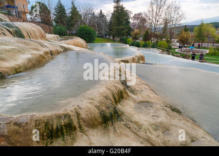 Blick auf natürliche geographische Formationen in Pamukkale Bereich in der Türkei mit Travertin-Pools. Stockfoto