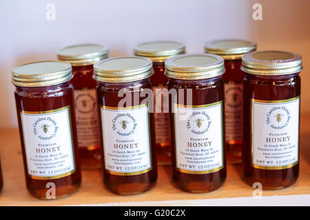 Lokal produzierte Honig zum Verkauf an die Carolina Honey Bee Firmenshop in Travelers Rest in der Nähe von Greenville, South Carolina. Stockfoto