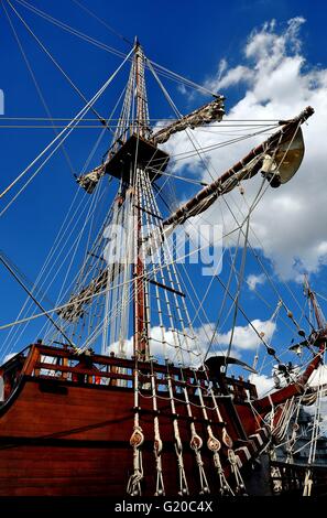 New York City: Masten und komplizierte Takelage auf El Galeon, 16. Jahrhundert Spanisch Segeln Schiff Replik Stockfoto