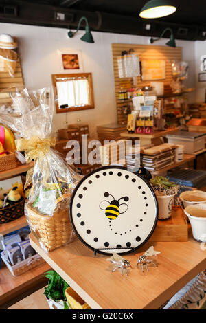 Imkerei liefert im Carolina Honey Bee Company Store in Travelers Rest in der Nähe von Greenville, South Carolina. Stockfoto