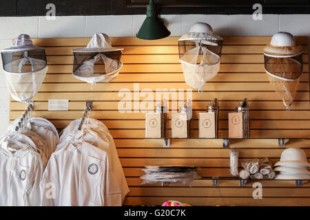 Imkerei liefert im Carolina Honey Bee Company Store in Travelers Rest in der Nähe von Greenville, South Carolina. Stockfoto