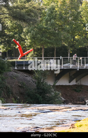 Touristen sehen die Reedy River Falls aus die Brücke der Freiheit in der Innenstadt von Greenville, South Carolina. Stockfoto