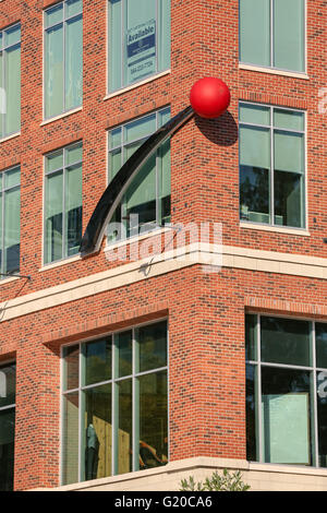 Moderne Kunst am Bau bei Art Kreuzung River Place am Fluss Reedy in der Innenstadt von Greenville, South Carolina. Stockfoto