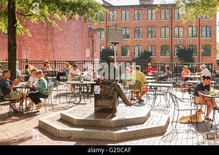 Menschen versammeln sich zum Mittagessen in einem Park um eine Statue von Vardry McBee in der Innenstadt von Greenville, South Carolina. McBee gilt als den Vater von Greenville. Stockfoto