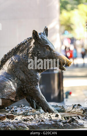 Eine Kopie des Il Porcellino Bronze-Skulptur von Pietro Tacca Poinsett Plaza in der Innenstadt von Greenville, South Carolina. Stockfoto