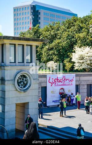 Menschen versammeln sich am State Capitol Mall Bicentennial Park Amphitheater für "Sista Strut" Krebs zu Fuß in der Innenstadt von Nashville, TN Stockfoto