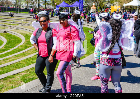 Menschen versammeln sich am State Capitol Mall Bicentennial Park Amphitheater "Sista Strut" Krebs 3K Spaziergang in der Innenstadt von Nashville, TN Stockfoto