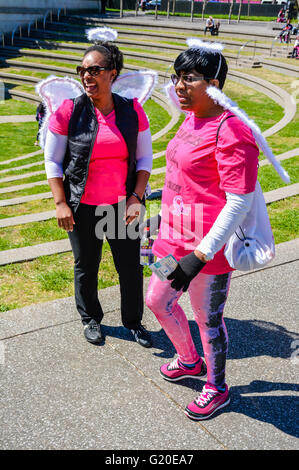 Menschen versammeln sich am State Capitol Mall Bicentennial Park Amphitheater "Sista Strut" Krebs 3K Spaziergang in der Innenstadt von Nashville, TN Stockfoto