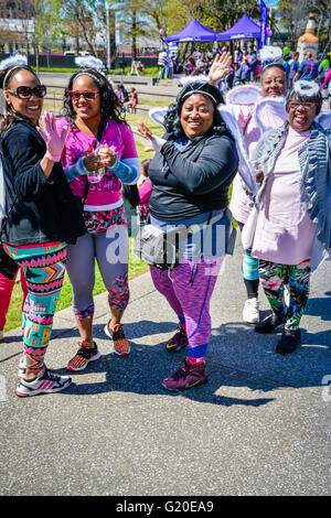 Menschen versammeln sich am State Capitol Mall Bicentennial Park Amphitheater "Sista Strut" Krebs 3K Spaziergang in der Innenstadt von Nashville, TN Stockfoto